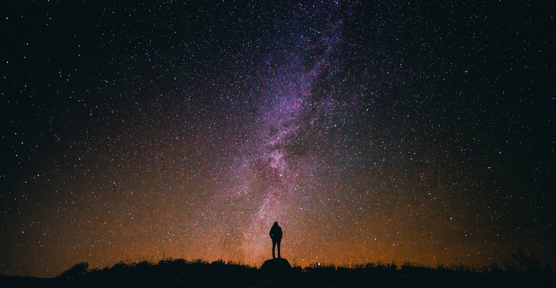 person-standing-under-the-milky-way_800